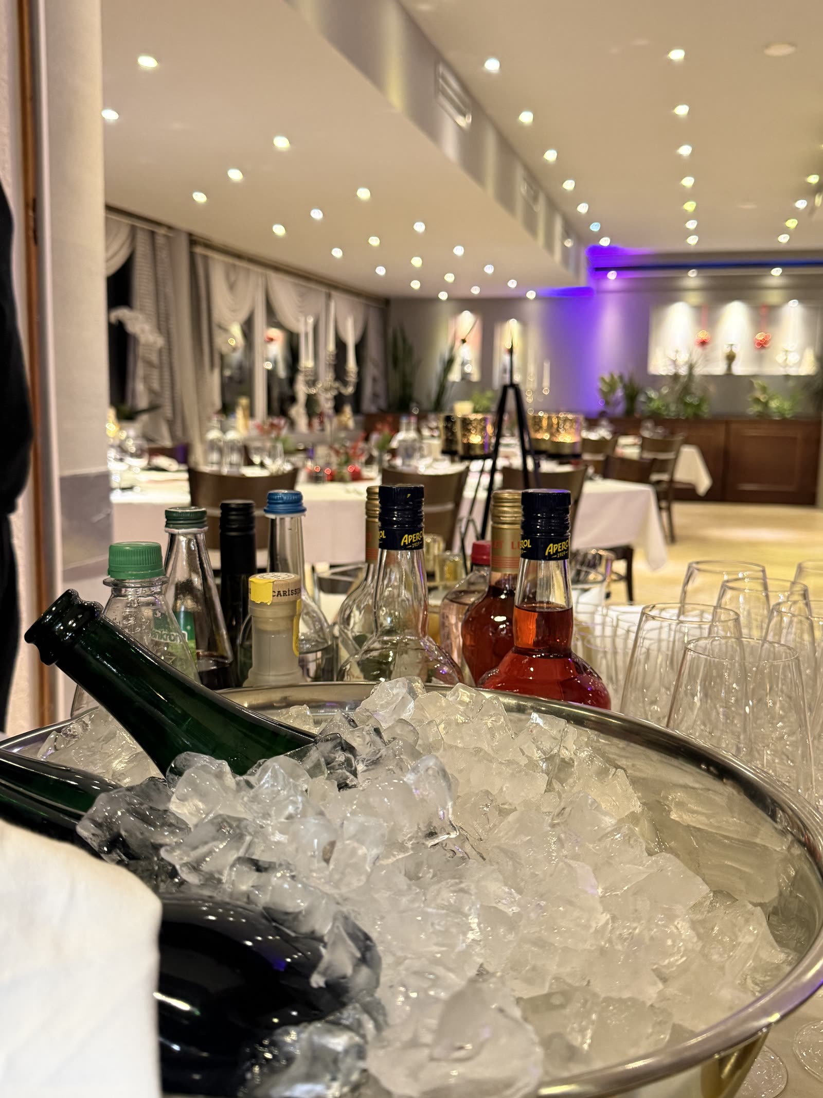 Festlich eingedeckter Saal mit langen Tafeln