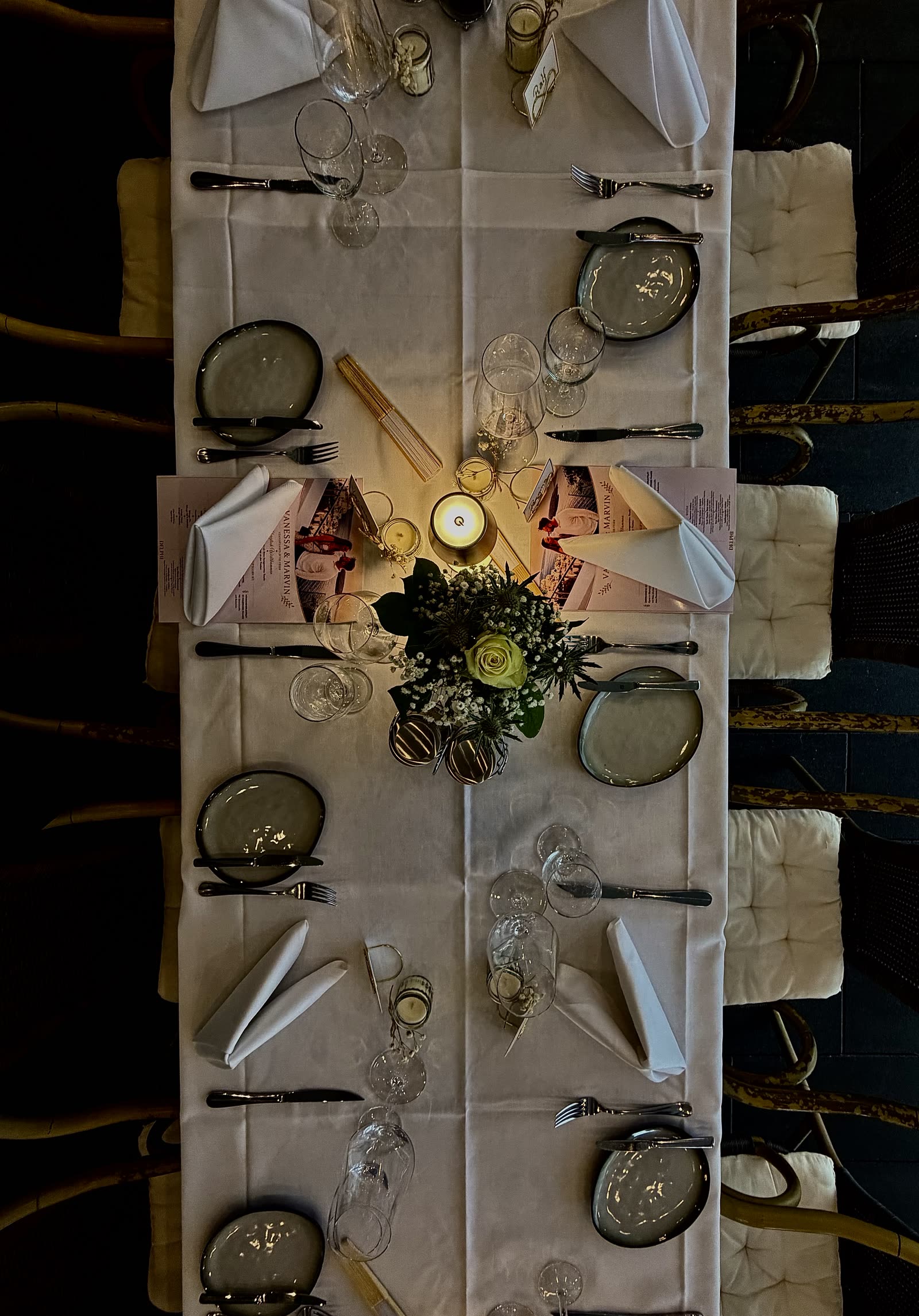 Festlich gedeckte Tafel von oben