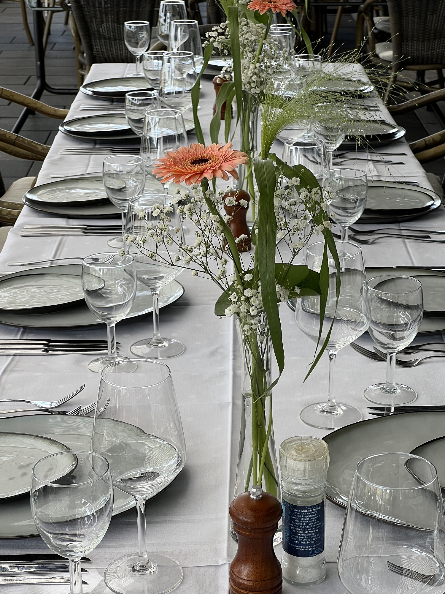 Sommerlich gedeckte Tafel auf der Terrasse