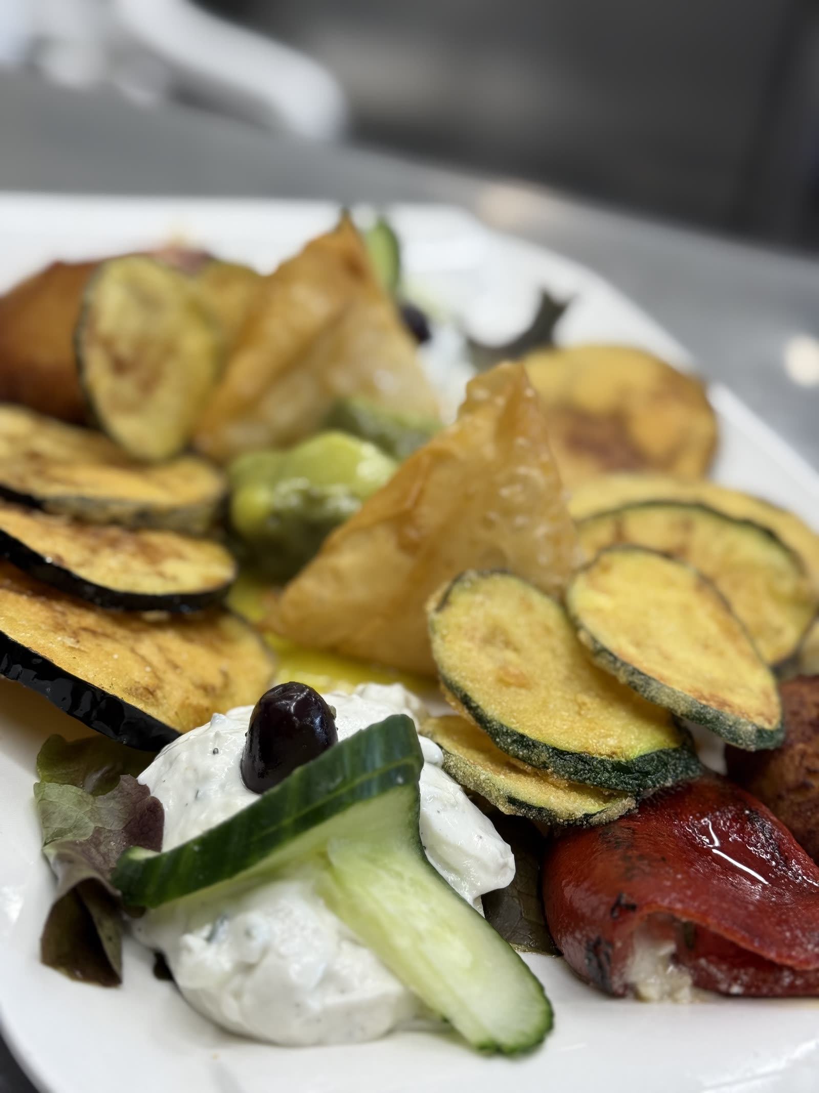 Warme Vorspeisenplatte mit Zucchini, Auberginen und Tzatziki
