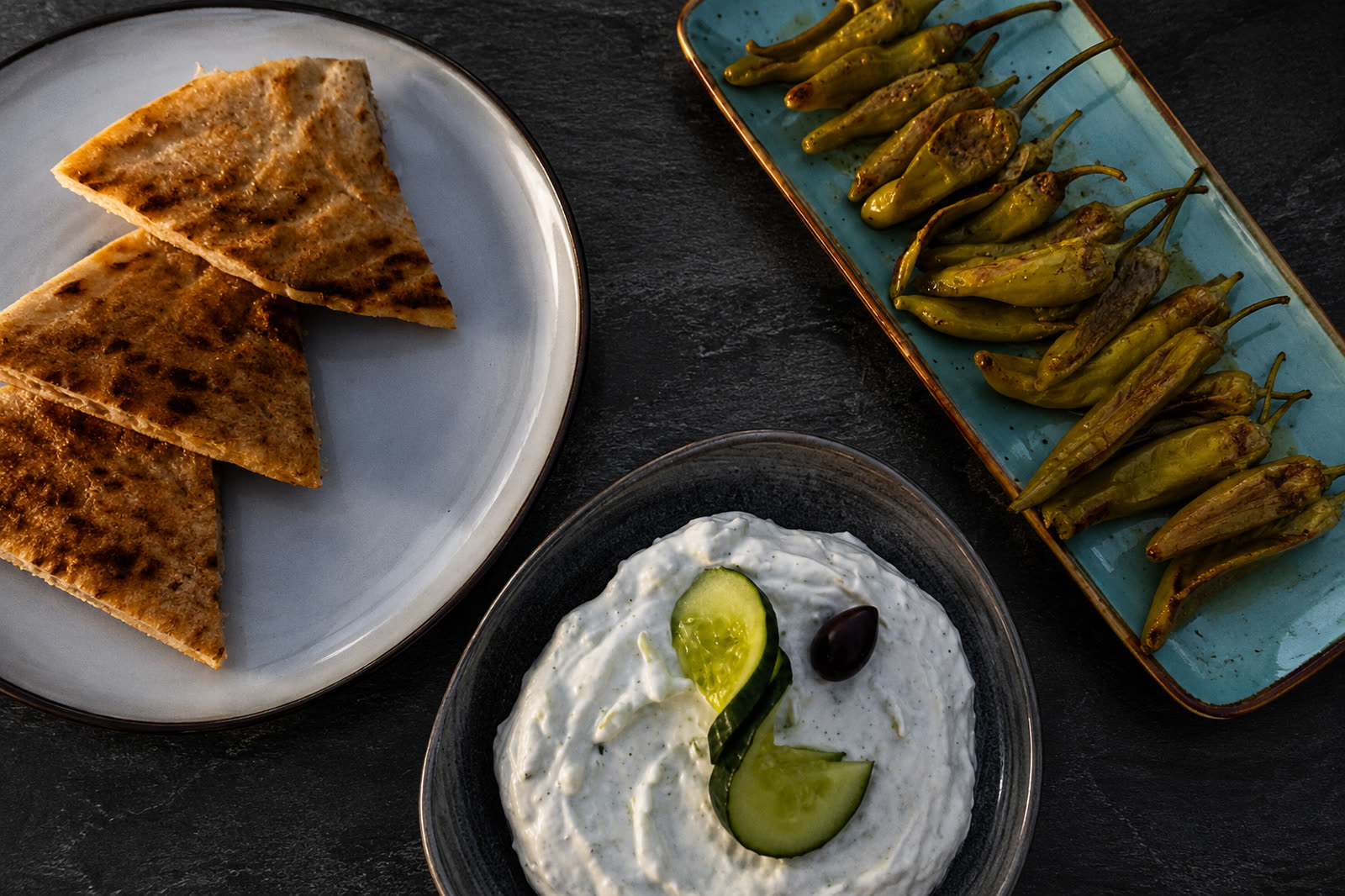 Tzatziki mit gegrillten Peperoni und Pitabrot