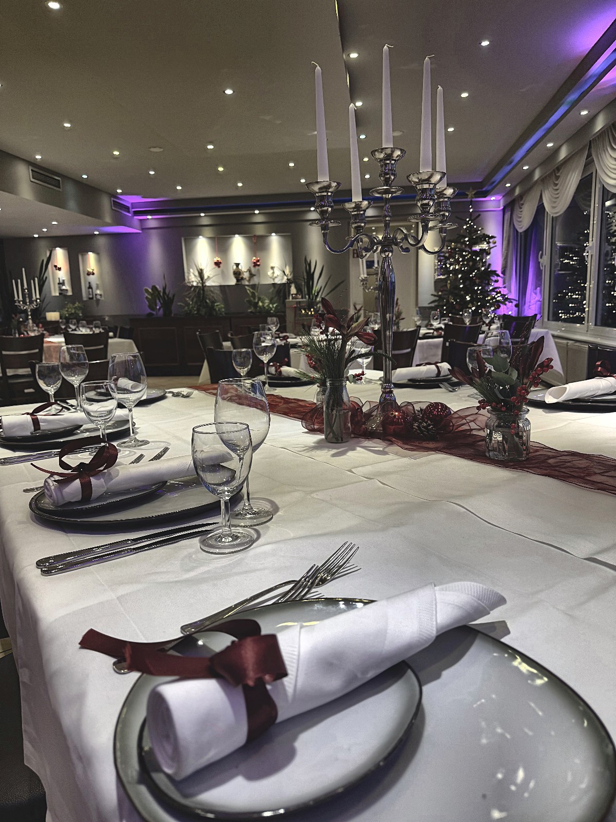 Weihnachtliche Abendtafel mit Kerzenleuchter